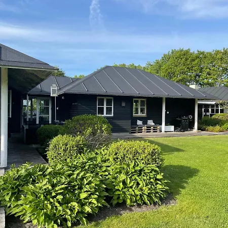 Vidunderlig Pa Landet Med Pool Avlum